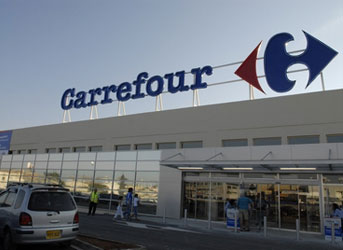 Başörtülüyü kovan Carrefour'a tepki yağıyor