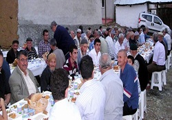 Bu köyde kimse orucunu evinde açmıyor