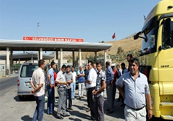 'Türk TIR'larının Suriye'ye girişlerine gümrük kapıları kapandı'