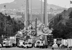 FSM'de kapalı şerit sayısı 3'e çıktı, trafik çilesi sürüyor