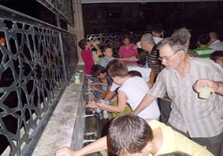 Teravihten sonra caminin çeşmelerinden limonata akıyor