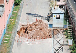 Duvar çökünce 7 metrelik tünel çıktı
