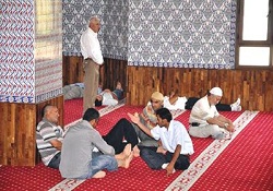 Sıcaktan bunalan vatandaş camide serinliyor
