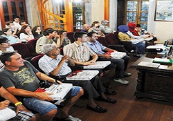 Turistlere iftar eşliğinde Ramazan ve oruç anlatılıyor