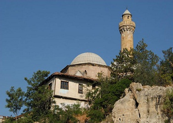558 yıllık 'temelsiz cami'