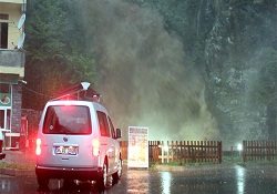 Rize'de şelale böyle taştı