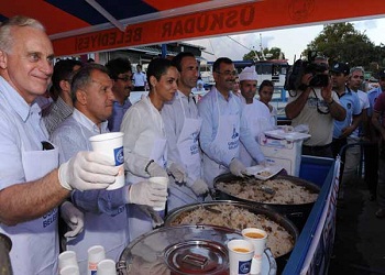 Üsküdar'da iftariyeyi ABD'li bakan yardımcısı dağıttı