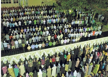 Cemaat teravih namazlarını cami bahçesinde kılıyor