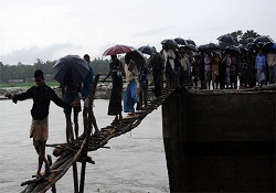 Myanmar'da katliamdan kaçtılar Bangladeş'te sele yakalandılar