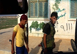 Ailelerini sınırda bırakıp, Halep'e savaşa dönüyorlar