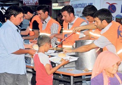 Kimse Yok Mu Uşak Şubesi günde bin 500 kişiye iftar veriyor