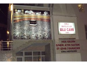 Camiye gelen cemaati Kâbe'nin ışıklı panosu karşılıyor