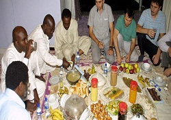 Çad’da iftar sofralarını yere seriliyor