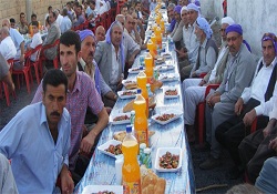 Şanlıurfa valisi mahalleli ile iftarda buluştu