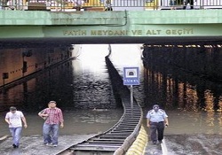 Sağanak yağış geçit kapattı!