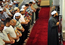 Hatimle teravihe gençler devam ediyor