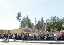 Halep’te ekmek kuyruğu
