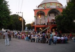 Köylüler 2 bin kişilik iftar düzenledi