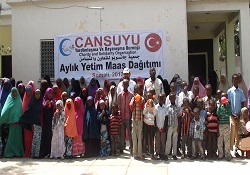 Somali'de yetimlere 50 dolar maaş dağıtıldı