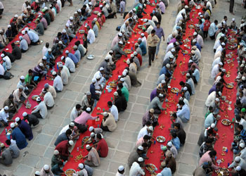 Mekke'nin izzet, ikram, dost iftar sofraları