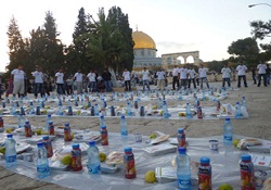 Mescid-i Aksa'nın avlusunda iftar yapıldı