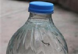 Su şişesinden plastik çıktı