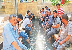 Hasanpaşa Camii avlusundaki su kanalları serinletiyor