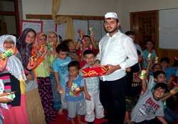 Teravihe gelen çocuklara hediye