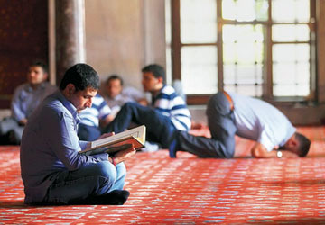 Bin 694 camide itikafa giriliyor