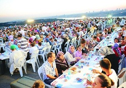 Boğaz manzarası eşliğinde iftar sofrası keyfi