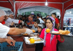 Ramazan boyunca 100 bin kişiye iftar yaptırdı