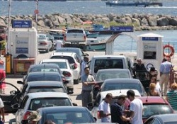 Çanakkale Feribot İskelelerinde Bayram Kuyruğu