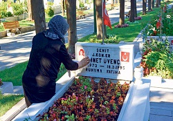 İlk bayramlaşma şehitlikte