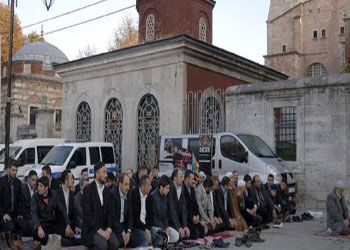 Ayasofya'nın dışında bayram namazı