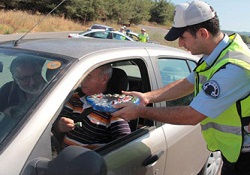 Trafik polisinden tatlı sürpriz