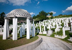 Bosna şehitlerini anıyor