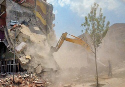 Riskli binayı dinamitle yıkan, 'toz' için önlem alacak