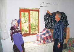 Oturulamaz raporu verilen evde ölümü bekliyorlar