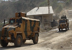 Şemdinli'de askeri aracın geçişi sırasında patlama