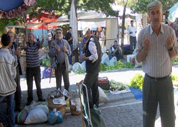 Halk pazarı 40 yıldır toplu dua ile açılıyor