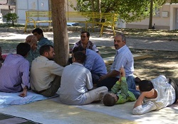 Suriyeli sığınmacılar parklarda bekliyor