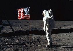 Ay'a ilk ayak basan astronot Neil Armstrong, öldü
