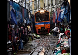 Dünyanın en tehlikeli pazarı: Günde 8 defa tren geçiyor