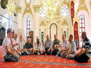 Hisar Camii'nde sabah namazında çay geleneği yeniden başladı