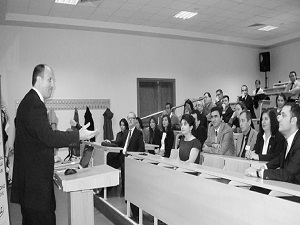 Diş hekimlerine lazer dersini pazarlamacı veriyor