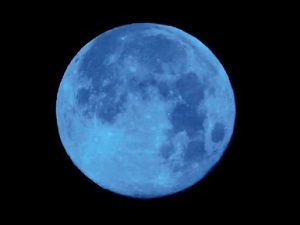 Gökyüzünde 'mavi dolunay' çıktı