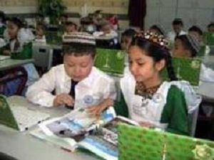 Türkmenistan'da okula başlayana dizüstü bilgisayar hediye edildi