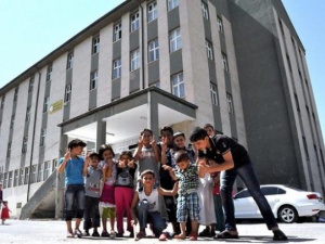 Okullardaki sığınmacıların sevki başlıyor