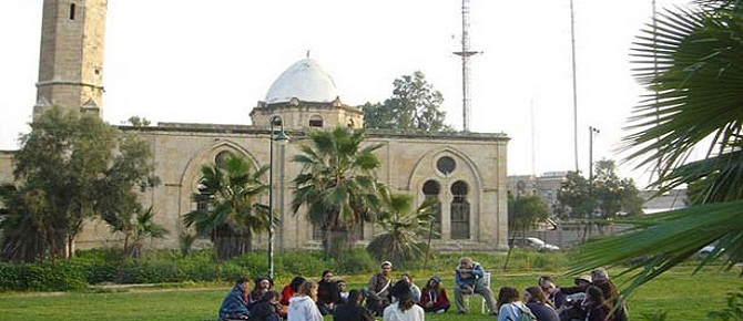 Cami avlusunda içki festivali için İsrail'e uyarı