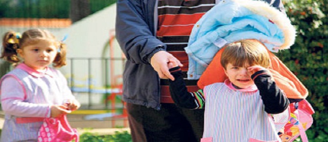 Kardeşi kıskanan çocuğa 'abisin, ablasın' demeyin!